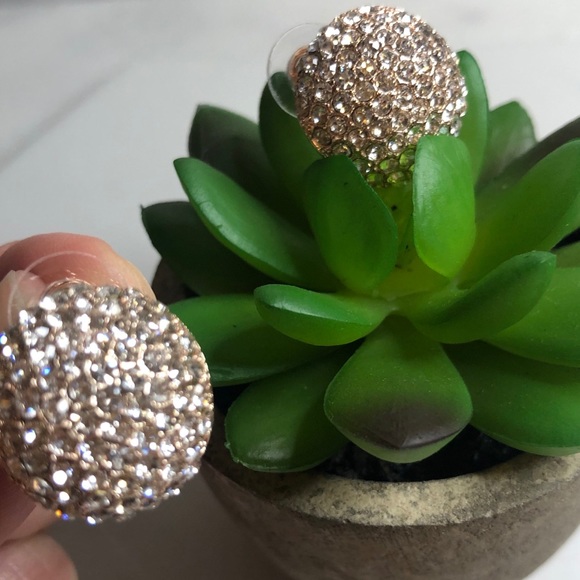 Set of 2 bright beautiful earrings. - Picture 3 of 8